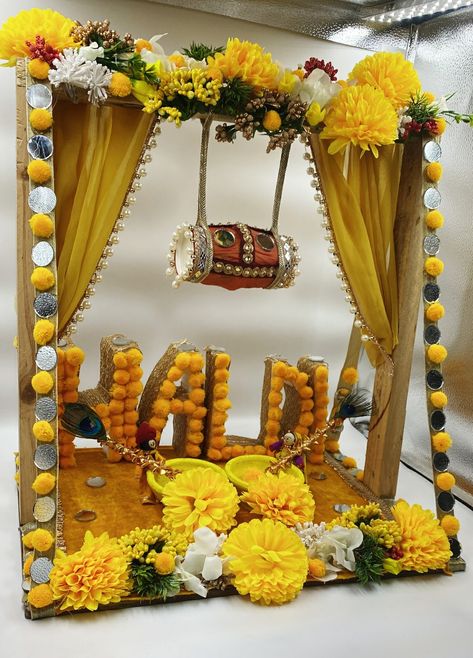 Haldi Hampers, Haldi Plate Decoration Ideas At Home, Haldi Plate Decoration Ideas Muslim, Lagan Lakhan Decoration, Lagan Lakhan Tray Decoration, Haldi Tray Decoration Ideas, Haldi Platter Decoration, Mehndi Plates Decoration, Haldi Plate Decoration Ideas