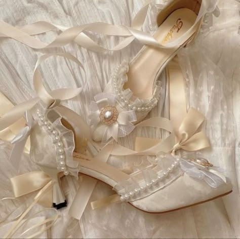 Kasut Pengantin, Bows And Pearls, Shoes With Bows, Princess Heels, Dr Shoes, Princess Core, Princess Shoes, Fancy Shoes, Princess Aesthetic