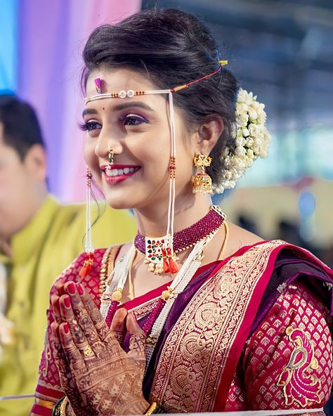 Marathi Couple Photography, Marathi Couple, Marriage Photoshoot, Indian Bride Makeup, Saree Hairstyles, Indian Wedding Poses, Bright Makeup, Indian Wedding Photography Poses, Traditional Indian Dress