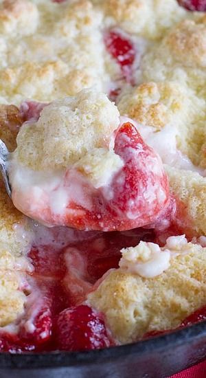 Perfect for serving and eating with friends, this Strawberries and Cream Skillet Cobbler is down-home deliciousness. Skillet Cobbler, Dutch Oven Desserts, Skillet Desserts, Strawberry Cobbler, Baking Secrets, Fruit Cobbler, Dutch Oven Cooking, Dutch Oven Recipes, Cobbler Recipes