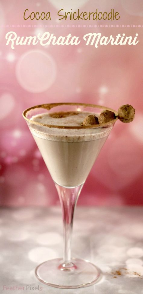 This Cocoa Snickerdoodle Rumchata martini recipe is basically like drinking dessert. This all started while making edible cookie dough for a post on Rumchata Martini, Rumchata Recipes, Christmas Drinks Alcohol Recipes, Christmas Drinks Alcohol, Snickerdoodle Cookies, Martini Recipe, Edible Cookies, Drinks Alcohol, Martini Recipes