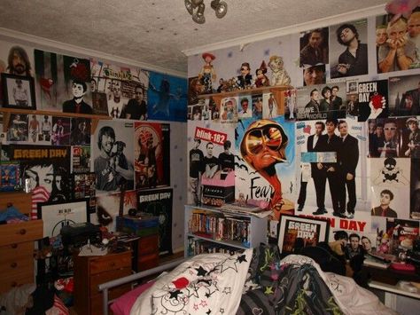 ϟpin: @kayliwagner // insta: @kaylireighann // Room Atheistic, Teenage Bedroom Decorations, Bedroom 90s, Punk Room, 90s Room, Private Idaho, 90s Bedroom, Retro Rooms, Grunge Bedroom