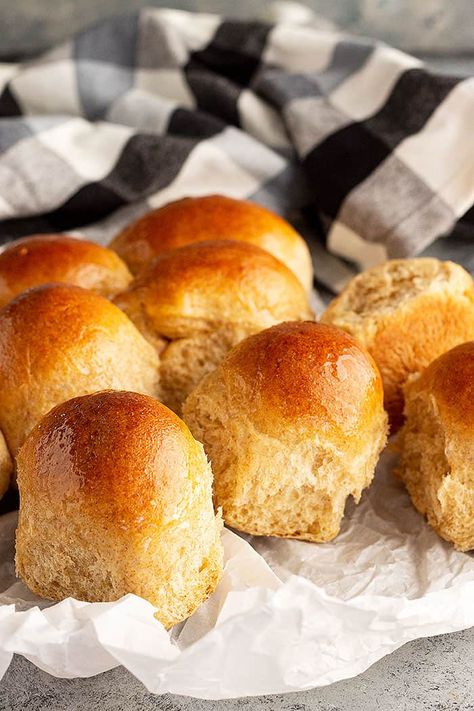 These light and fluffy Honey Wheat Rolls use a combination of white and wheat flour plus some honey for a touch of sweetness. #homemadebread #honeywheatrolls Wheat Rolls Recipe, Wheat Dinner Rolls, Easy White Chicken Chili, Wheat Rolls, Beer Bread Easy, Whole Wheat Rolls, Parmesan Bread, Honey Wheat, Baked Rolls