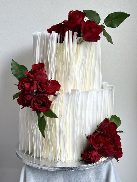 Black Red And White Wedding Cake, Red Rose Birthday Cake, Cake With Red Roses, Wedding Cake Two Tier, Red Rose Wedding Cake, Wafer Cake, Henna Cake, Rosé Birthday Cake, Dark Red Wedding