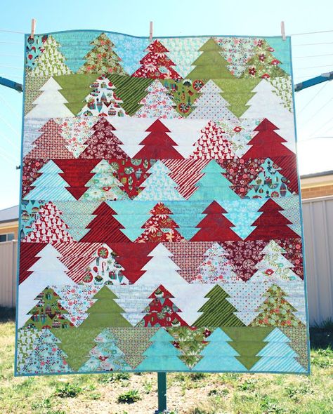 Christmas tree quilt using 2 1/2 inch strips Hiking Quilt, Christmas Tree Quilt Pattern, Modern Christmas Quilt, Tree Blocks, Quilts Christmas, Angela Walters, Tree Quilt Pattern, Mini Patchwork, Christmas Quilting Projects