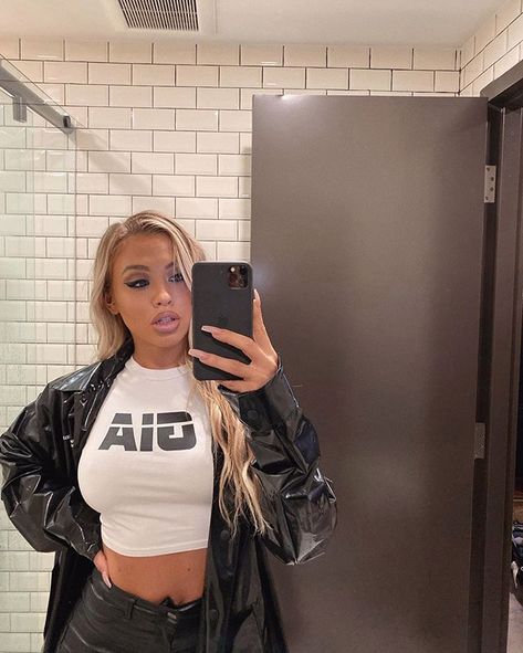 Tammy 🐚 (@tammyhembrow) • Instagram photos and videos Tammy Hembrow, Blonde Hair Color, Celebrity News, Blonde Hair, Hair Color, Blonde, Mirror Selfie, Angel, Lifestyle