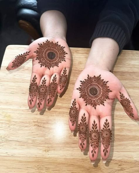 Mehendi Ideas, Front Mehndi, Front Mehndi Design, Mehedi Design, Simple Mehendi, Simple Mehendi Designs, Henna Inspired Tattoos, Indian Mehndi Designs, Simple Henna Designs