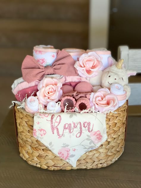 Baby shower Gift basket for baby girl #babyshower #diapercake #girlcake #babygirl #diapercakes Girl Gift Basket Ideas, Baby Girl Gift Basket Ideas, Baby Shower Girl Gifts Basket, Baby Girl Gift Basket, Newborn Gift Basket, Girl Gift Baskets, Baby Shower Gift Box, Diaper Gifts, Baby Shower Baskets