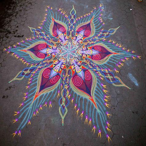 Joe Mangrum, sand paintings Sidewalk Chalk Art, Sidewalk Art, Sand Painting, Colored Sand, Art Attack, Chalk Drawings, Sidewalk Chalk, Sand Art, Chalkboard Art