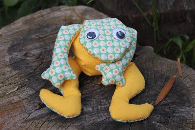 Bugs and Fishes by Lupin: Guest Post: Fabric Frog Tutorial Teaching Crafts, Frog Crafts, Softie Pattern, Sewing Stuffed Animals, Quilt Stores, Fabric Toys, Sewing Projects For Kids, Sewing Book, Sewing Toys