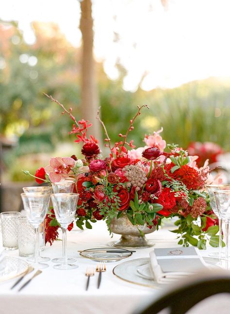 Modern Red Centerpieces, Ruby Red Floral Arrangements, Christmas Table Floral Centerpiece, Red Flower Centerpieces For Party, Red Wedding Theme Summer, Red Flower Arrangements Wedding, Red White Flower Arrangements, Red Flower Wedding Decoration, Pink And Red Florals