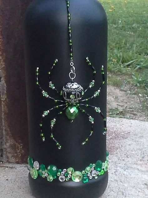 Green Beaded Spider with jeweled bottle.  https://www.facebook.com/arachnobeadia Craft Ideas With Beads, Beaded Spiders How To Make, Beaded Bottles, Bead Spiders, Christmas Spiders, Beaded Bugs, Bead Bottle, Christmas Spider, Spider Jewelry