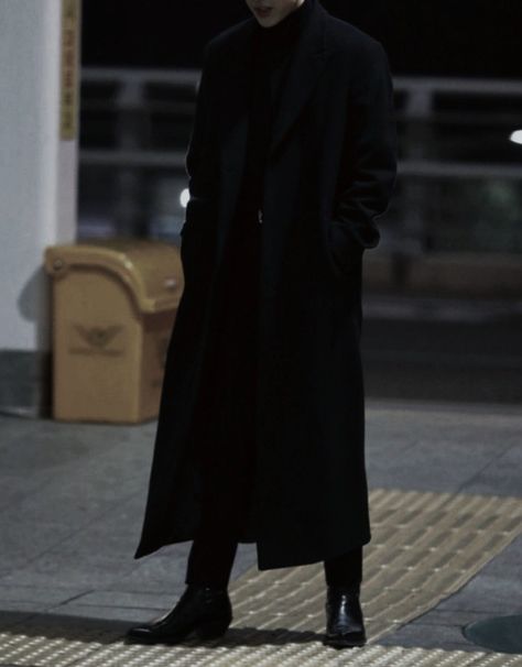 Villain Men Aesthetic, Dark Outfits Aesthetic Classy, Black Trenchcoat Aesthetic, Black Trench Coat Aesthetic, Goth Mens Fashion Street Style, Men Long Coat Outfit, Overcoat Aesthetic, Black Overcoat Men Outfit, Black Trench Coat Men