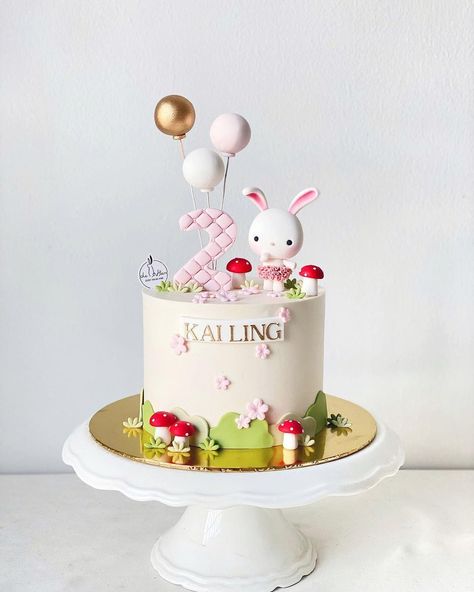 Bunny Cake Ideas, Baby 1st Birthday Cake, Strawberry Birthday Cake, Baby First Birthday Cake, Fondant Cake Designs, Rabbit Cake, 3rd Birthday Cakes, Mini Tortillas, Cake Decorating Frosting