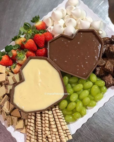 Catering Ideas Food, Party Food Platters, Food Displays, Sweet Snacks Recipes, Food Platters, Food Obsession, Be Honest, Pretty Food, Sweet Snacks