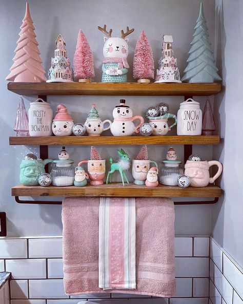 ❄️⛄️💕🎀🤍🎀💓⛄️❄️ #christmasdecor #christmasdisplay #pinkmas #pinkdisplay #santa #raedunnchristmasdisplay #raedunnlove #gingerbread… | Instagram Bread Display, Christmas Bathroom, Kawaii Christmas, Pink Christmas Decorations, Pink Christmas Tree, Pink Bathroom, Christmas Display, Big Houses, Christmas Gingerbread