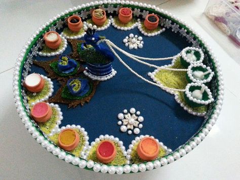 Aarti decoration Arti Thali Decoration Ideas For Ganpati, Diwali Decor Ideas, Arti Thali Decoration, Kalash Decoration, Aarti Thali, Thali Decoration, Thali Decoration Ideas, Ganapati Decoration, Wedding Gift Pack