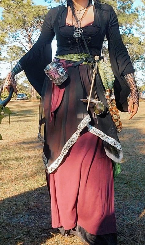 Renfaire Witch Costume, Witch Outfit Medieval, Renisance Fair Accessories, Renisance Fair Witch Outfit, Lunar Faire Outfit, Rennaisance Festival Outfits, Ren Faire Forest Witch, Romani Cosplay, Witch Renfaire Outfit