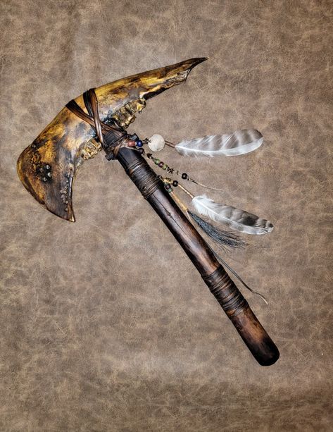 Buffalo jaw tomahawk by Rod Hart Tomahawk Aesthetic, Tomahawk Drawing, Diy Tomahawk, Tomahawk Tattoo, Native American Tomahawk, Tomahawk Design, Indian Tomahawk, Bone Tomahawk, Deer Skull Art