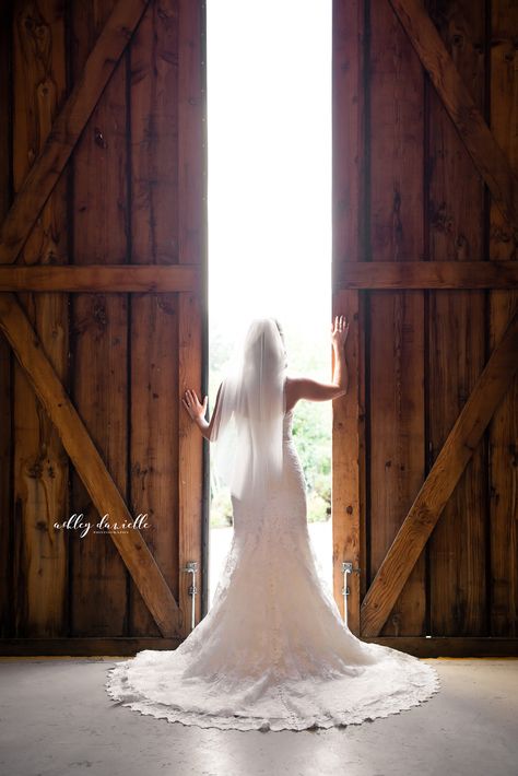 Farmhouse Wedding Photos, Wedding Photos Country, Country Wedding Poses, Ranch Wedding Photography, Farm Wedding Picture Ideas, Barn Wedding Pictures, Western Bridal Portraits, Bridals Photo Ideas Just Bride, Barn Wedding Photo Ideas