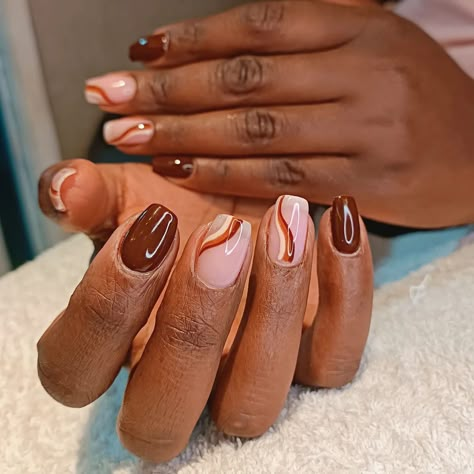 Choco Swirls Swirly Fall Nails, Fall Nail Designs With Lines, Gel Nails Autumn 2024, Fall Short Nails Design, Cute Fall Nail Ideas Short, Trendy Fall Nails Square, Short Fall Nail Inspo 2024, Simple Short Fall Nail Designs, Natural Fall Nail Colors