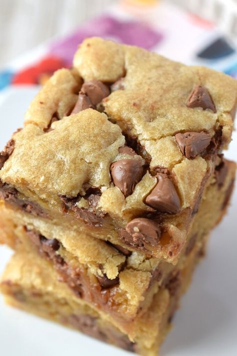 Chocolate Chip Blondies Recipe Chocolate Chip Cookie Blondie Bars, Chocolate Chip Chewies, Chocolate Chip Blondies Recipe Classic, Fudgy Blondies Recipe, Choc Chip Blondies Recipe, Blondies With Chocolate Chips, Blond Brownies With Chocolate Chips, Brown Butter Blonde Brownies, Choc Chip Blondies