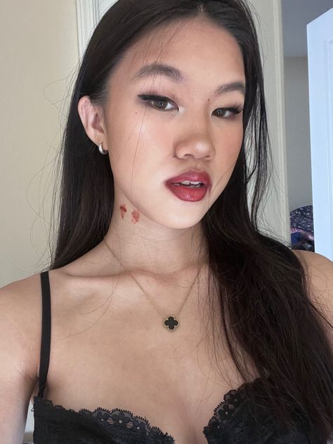 vampire halloween makeup Female Vampire Halloween Costume, Easy Halloween Vampire Makeup, Halloween Vampire Makeup Easy, Vampire Makeup Looks Simple, Vampire Makeup Simple, Simple Vampire Costume Diy, Vampire Easy Costume, Halloween Makeup Easy Vampire, Vampire Simple Makeup