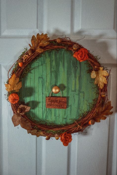 Hobbit door diy wreath - shire lotr inspired gift ideas - how to craft your own hobbitcore door decor tutorial Hobbit Door Diy, Hobbit Diy, Hobbit Door Wreath, Shire Lotr, Lotr Crafts, Hobbit Doors, Hobbit Core, Hobbit Party, Hobbit Door