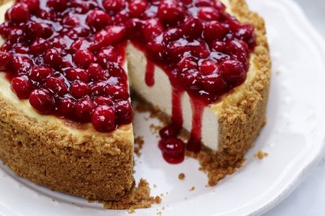 Cranberry cheesecake Cranberry Cheesecake Recipes, Cranberry Glaze, Perfect Christmas Dessert, Cranberry Cheesecake, Yummy Cheesecake, Jam Recipes Homemade, Coconut Cheesecake, Cranberry Cream Cheese, Christmas Baking Recipes