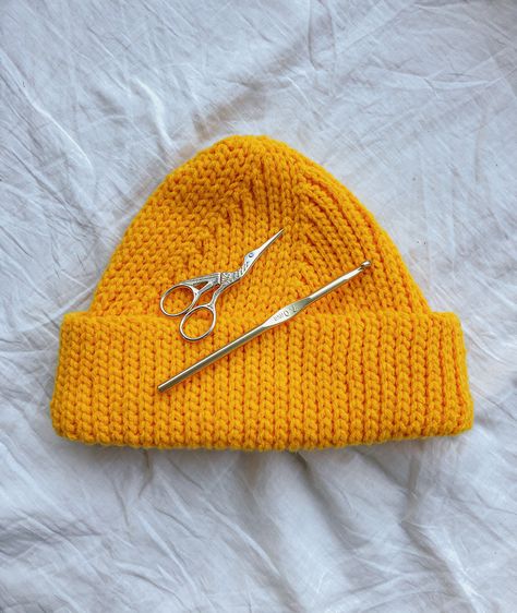 Yellow beanie Yellow Beanie Outfit, Beanie Outfit Winter, Yellow Beanie, Beanie Outfit, Outfit Winter, Knit Crochet, Winter Outfits, Knitting, Crochet