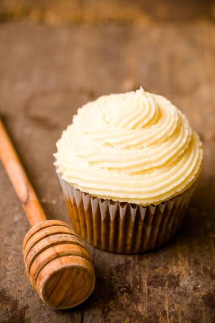 Honey Cupcakes via @cupcakeproject Honey Buttercream Frosting, Honey Buttercream, Honey Cupcakes, Frost Cupcakes, Honey Cake Recipe, Easy Frosting, Frosting Recipes Easy, Baking With Honey, Honey Cake