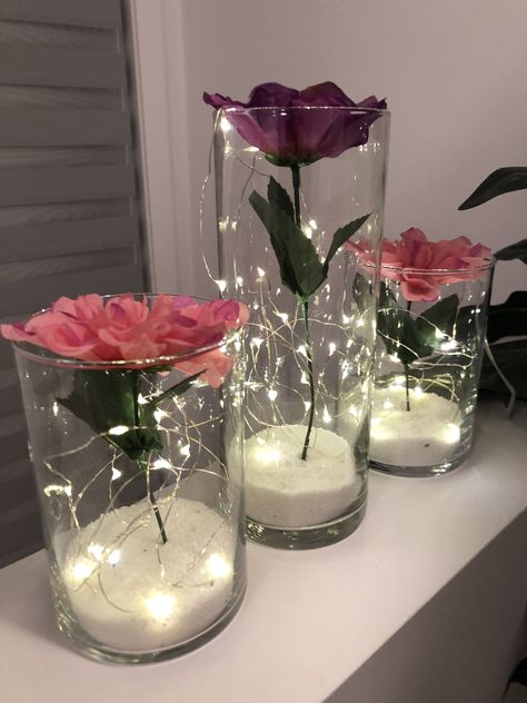 Lights In Vases Centerpieces, Cylinder Vase Ideas, Vase Lights, Purple Table Settings, Lila Party, Flowers In Vases, Flower Table Decorations, Purple Centerpieces, Glass Vases Centerpieces