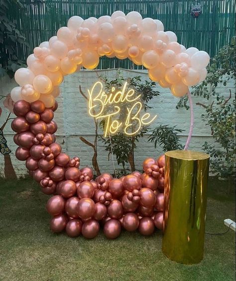 Bachelorette Party Images, Balloon Party Decorations, Bride To Be Decorations, Bachelor Party Decorations, Simple Stage Decorations, Bride To Be Balloons, Bridal Shower Balloons, Celebrity Bride, Bachelorette Decorations