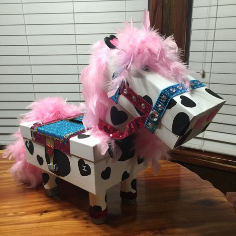 Horse Valentine's Day Mailbox. For the body I used a white photo storage box, 4 toilet paper rolls for legs, 1 Pringles can for neck, and an oatmeal box for the head. Hot glue the form together, then spray paint and customize for the little Cowgirl or Cowboy in your life. I used felt sheets for the saddle pad and saddle, ribbon for the bridle, feather boa for the mane and tail. Cowgirl Valentine Box Ideas, Horse Valentine Box Ideas, Horse Valentines Boxes, Valentine's Boxes, Horse Valentine, Diy Valentines Box, Cowboy Valentines, Kids Valentine Boxes, Photo Storage Box