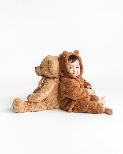 Dancing bears 🤍 Teddy Bear 6 Month Photoshoot, Teddy Bear Baby Photoshoot, Bear Birthday Photoshoot, Newborn Teddy Bear Photography, Teddy Bear Photoshoot Ideas, Teddy Bear Picnic Photo Shoot, Teddy Bear One Year Old Photoshoot, Teddy Bear Photoshoot, Teddy Bear Photography