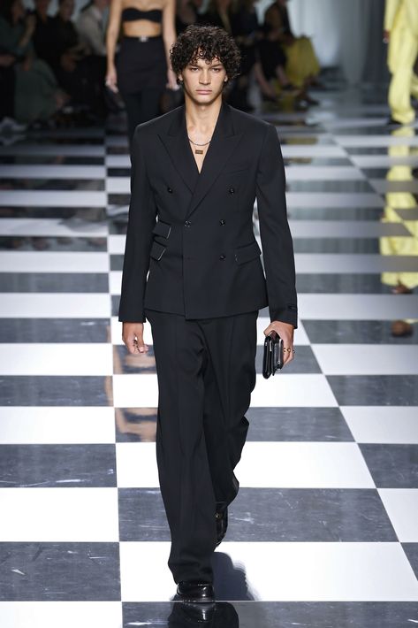 Extravagant Suits Men, Versace Outfits Men, Extravagant Clothing, Male Runway, Outfit Boda, Black Outfit Men, Edgy Elegance, Class Outfit, Outfits Hombre