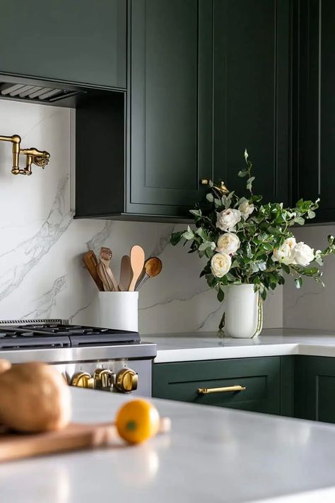 Why Everyone's Obsessed with Green Kitchen Cabinets Right Now! Essex Green Benjamin Moore Cabinets, Essex Green Paint, Essex Green Benjamin Moore, Essex Green, Green Kitchen Designs, Dark Green Kitchen, Bright Room, Colors Combinations, Green Kitchen Cabinets