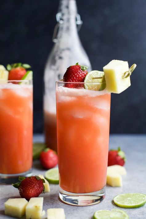 PINEAPPLE STRAWBERRY AGUA FRESCA - a light refreshing drink to keep you cool all summer long! This Agua Fresca takes less than 10 minutes to make and is sweetened with agave nectar. | joyfulhealthyeats.com Fresca Cocktail, Strawberry Agua Fresca Recipe, Strawberry Agua Fresca, Agua Fresca Recipe, Pineapple Strawberry, Refreshing Summer Drinks, Agua Fresca, Raspberry Lemonade, Agave Nectar