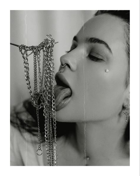 Photoshoot With Chains, Chains Photoshoot, Chains Photography, Chain Photoshoot, Jewelery Shoot, Lovers Photoshoot, Chain Photography, Edgy Photography, Chains Aesthetic