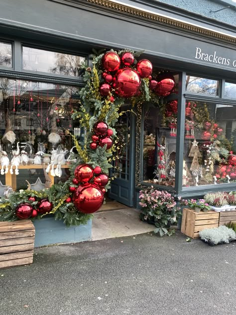 Event Decor Business, Christmas Stage, Decoration Vitrine, Decor Business, Christmas Window Display, Front Porch Christmas Decor Ideas, Porch Christmas Decor Ideas, Porch Christmas Decor, Christmas Decor Ideas Diy