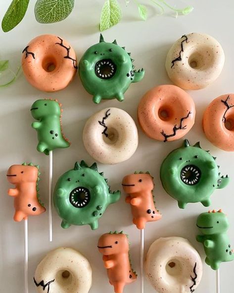 Dinosaur Snacks, Dinosaur Birthday Party Food, Dinosaur Birthday Party Ideas, 4de Verjaardag, Dinosaur Baby Shower Theme, Dinosaur Birthday Theme, Dino Cake, Dinosaur Birthday Party Decorations, Dinosaur Birthday Cakes