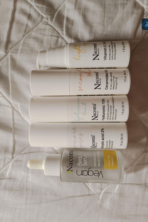 The Swedish skincare brand, has definitely come to democratize (even more) the european skincare industry, through its formulas and ingredients. After having tested for months some of their products, I can confirm that they absolutely worth the hype. Cute and simple packaging, from basic skincare ingredients, like hyaluronic acid, or ceramides, Nacomi creates products focused on offering effectives formulas...#blog #nacomi #skincare #beauty #blogger Simple Packaging, Ascorbic Acid, Flower Oil, Skincare Ingredients, Hyaluronic Acid, Vitamin E, Skincare Routine, Moisturizer