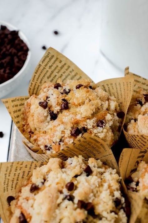 Chocolate Chip Crumble Muffins - My Messy Kitchen Crumble For Muffins, Crumble Muffin Recipes, Muffins Crumble Topping, Chocolate Crumble Muffins, Chocolate Chip Crumble Muffins, Crumble Top Muffins, Chocolate Chip Streusel Muffins, Chocolate Muffins With Crumble Topping, Crumble Muffins