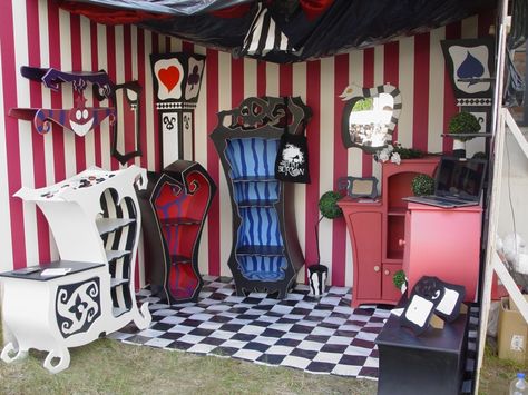 Tim Burton Interior Design, Tim Burton Bedroom, Alice In Wonderland Room, Weird Furniture, Gothic Room, Whimsical Furniture, Leipzig Germany, Gothic Furniture, Goth Home Decor