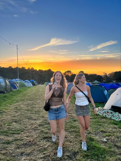 #london #boomtown #festival #besties #best #friends #camping #instagram #fashion #inspiration Festival Outfit Boomtown, Glastonbury 2024 Outfits, Soundsplash Outfits, Latitude Festival Outfits, Uk Festival Outfit 2024, Boston Calling Music Festival Outfit, Gov Ball Outfits Music Festivals, Boston Calling Outfit, Osheaga Outfit Music Festivals