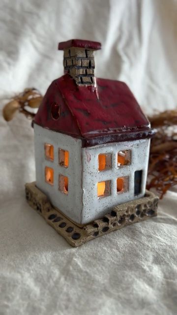 Ceramics Lantern Ideas, Ceramic House Candle Holder, Pottery Houses Ideas, Clay Lanterns Ideas, Ceramic Lantern Ideas, Clay Tea Light Holder, Ceramic Luminaries, George Benson, House Candle Holder