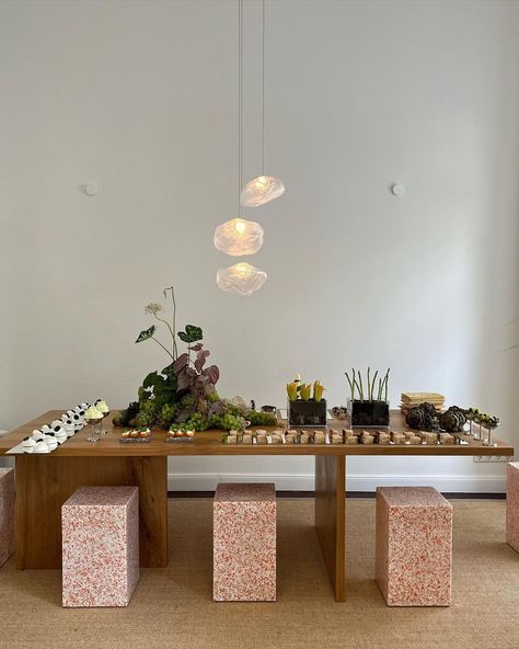 Hannah Kleeberg (@herrlich.dining) • Instagram photos and videos Food Set Up, Hosting Dinner, Table Setting Inspiration, Italian Decor, Once A Month, Modern Baby Shower, Creative Workshop, Seasonal Ingredients, At The Table