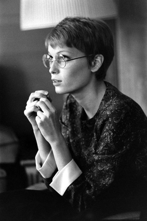 Mia Farrow 1967 Mia Farrow Pixie, Mia Farrow, Young Actresses, Mia 3, Girl Haircuts, 영감을 주는 캐릭터, Pixie Hairstyles, Pixie Haircut, The Rise