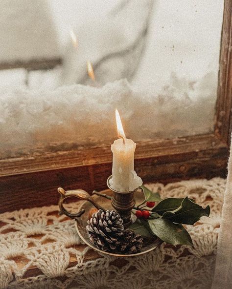 Yule Christmas Decor, Pagan Christmas Aesthetic, Yule Christmas Aesthetic, Medieval Christmas Aesthetic, Cozy January Aesthetic, Witchy Christmas Aesthetic, Swedish Christmas Aesthetic, Candles On Christmas Tree, Yuletide Aesthetic