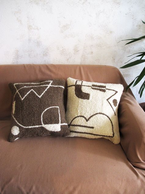 Funky Cushions, Creative Pillows, Funky Rugs, Contemporary Cushions, Handmade Cushion Covers, Rug Yarn, Memphis Design, Cozy Pillow, Tufted Cushion